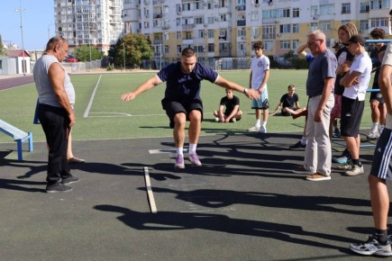   100 ,  (), ()    ,    -          .   ...