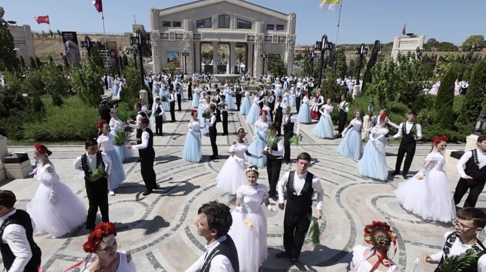 Более 600 артековцев выступили на балу в Новом Херсонесе