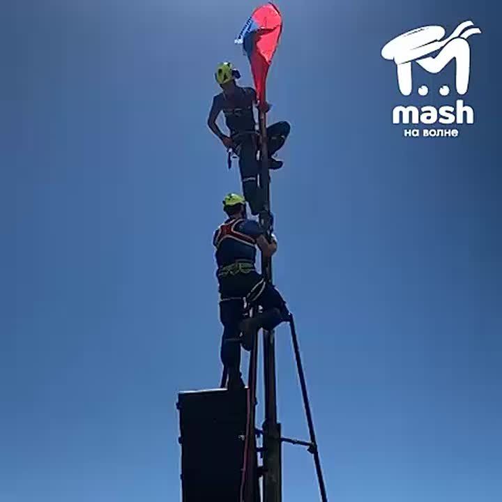 В честь Дня российского флага в Севастополе развернули самый большой в стране триколор — 17 на 45 метров