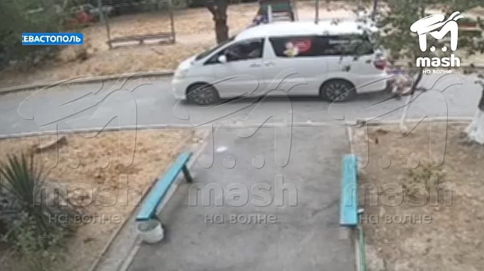 Минивэн сбил мужчину во дворах на Победы в Севастополе
