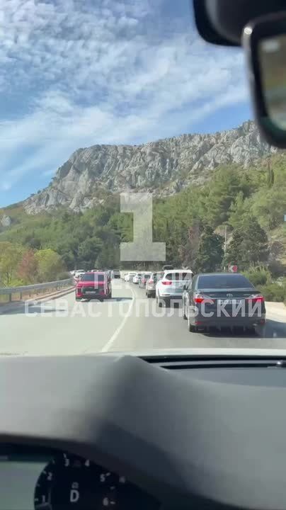 Большая пробка образовалась в сторону Севастополя перед Ласпи