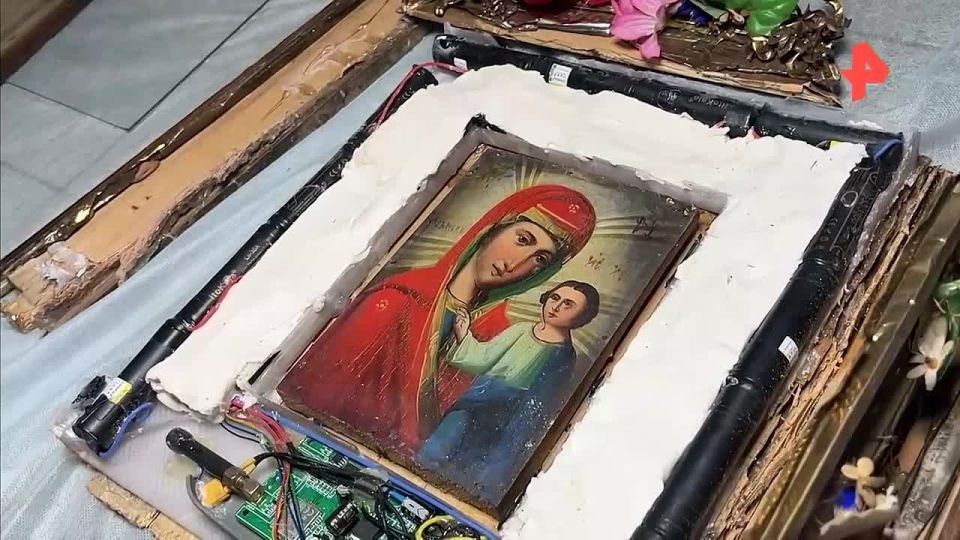 Сотрудники ФСБ задержали жительницу Волгоградской области, принесшую в здание УФСБ по Крыму и Севастополю мощное взрывное устройство, вмонтированное в икону