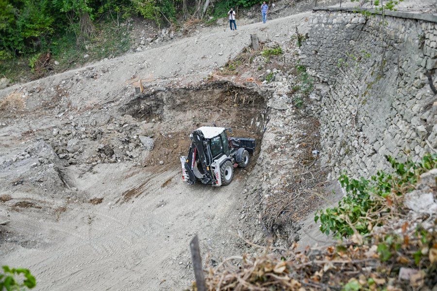 В районе улицы Адмирала Макарова идет масштабное укрепление подпорной стены для предотвращения обвала грунта
