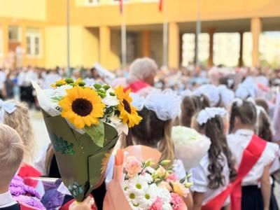 Депутаты приняли участие в торжественных линейках