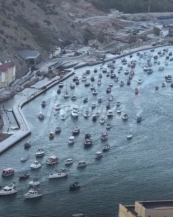 Как выглядело закрытие летнего сезона в Балаклаве, где огромное количество катеров и яхт устроили парад