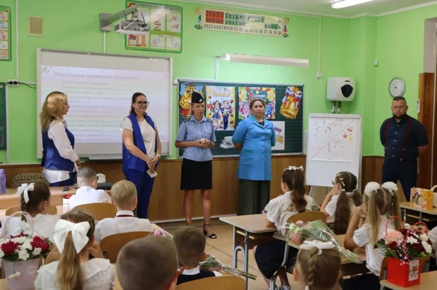 Служба занятости в первый учебный день познакомила школьников с миром профессий