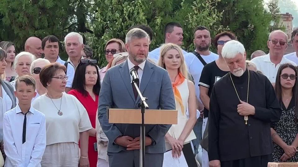 Поздравляю всех школьников и учителей, студентов и преподавателей с Днём знаний!