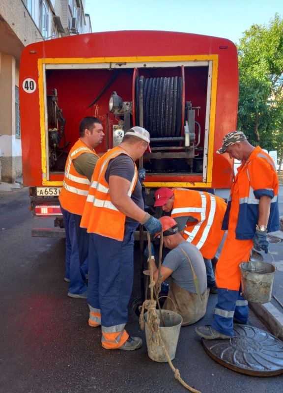 Водоканал: Рабочие моменты. устранение засоров колодцев