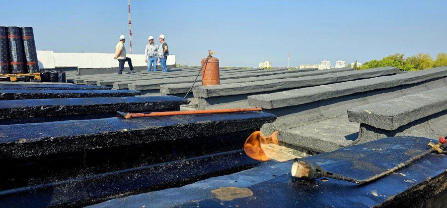 В доме № 110 на улице Горпищенко капитально ремонтируют кровлю — выполнено 15% работ