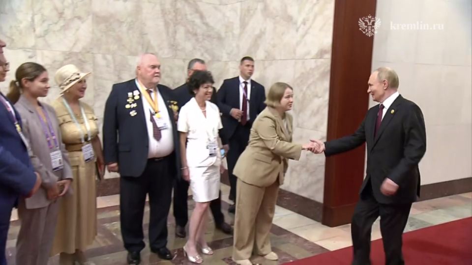 Владимир Путин встретился с потомками советских ветеранов