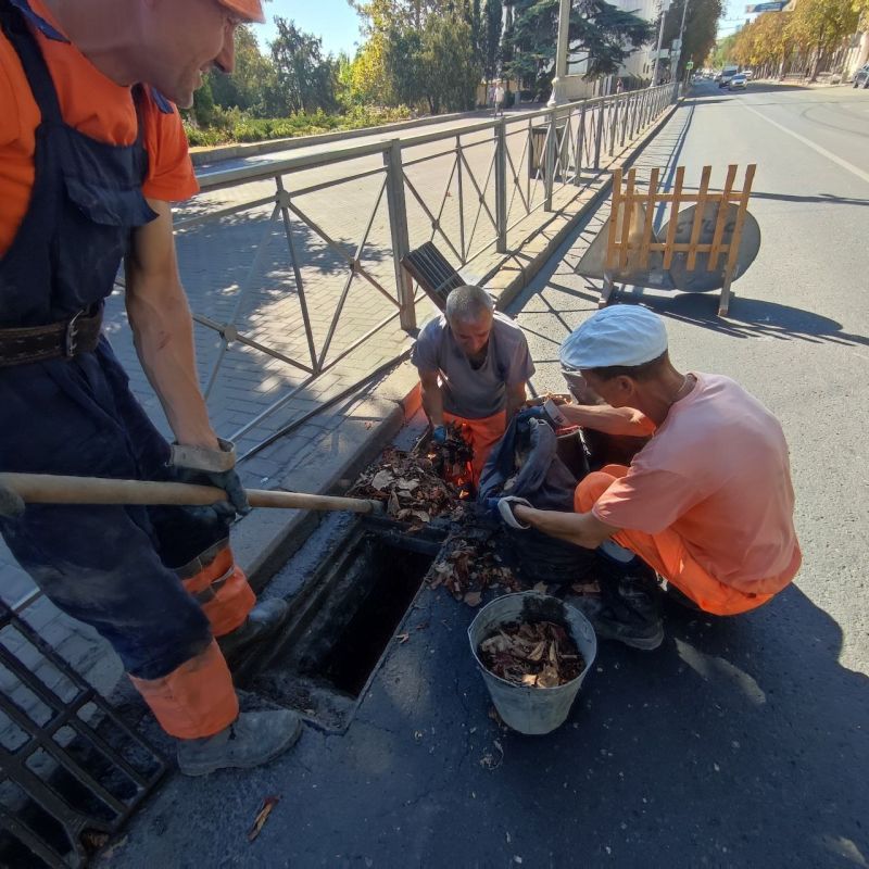 Водоканал: Рабочие моменты. профилактические работы на сетях ливневой канализации, очистка дождеприемников Фото Николая Ерёмина