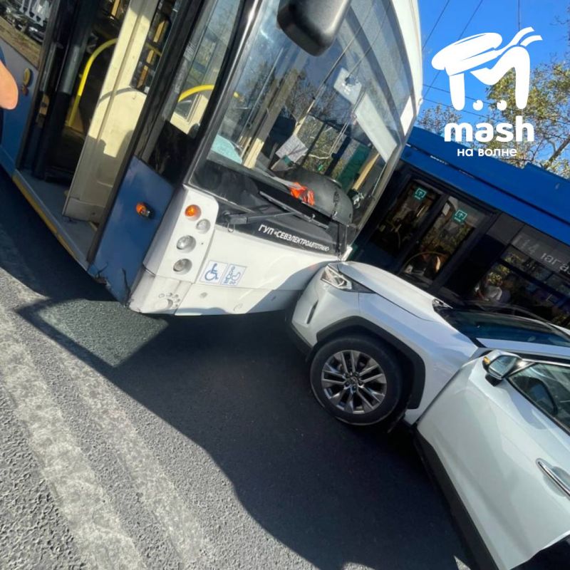 Водитель-призрак на "Тойоте" врезался в троллейбус на остановке в Севастополе