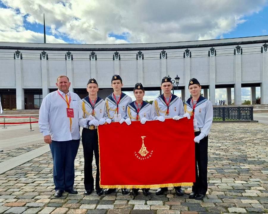 Пост №1. Обучающиеся 11 класса и советник директора по воспитанию школы №26 имени Е.М. Бакуниной Сергей Шакиров стали победителями конкурсного отбора и представили Севастополь на Всероссийском слете «Пост №1»