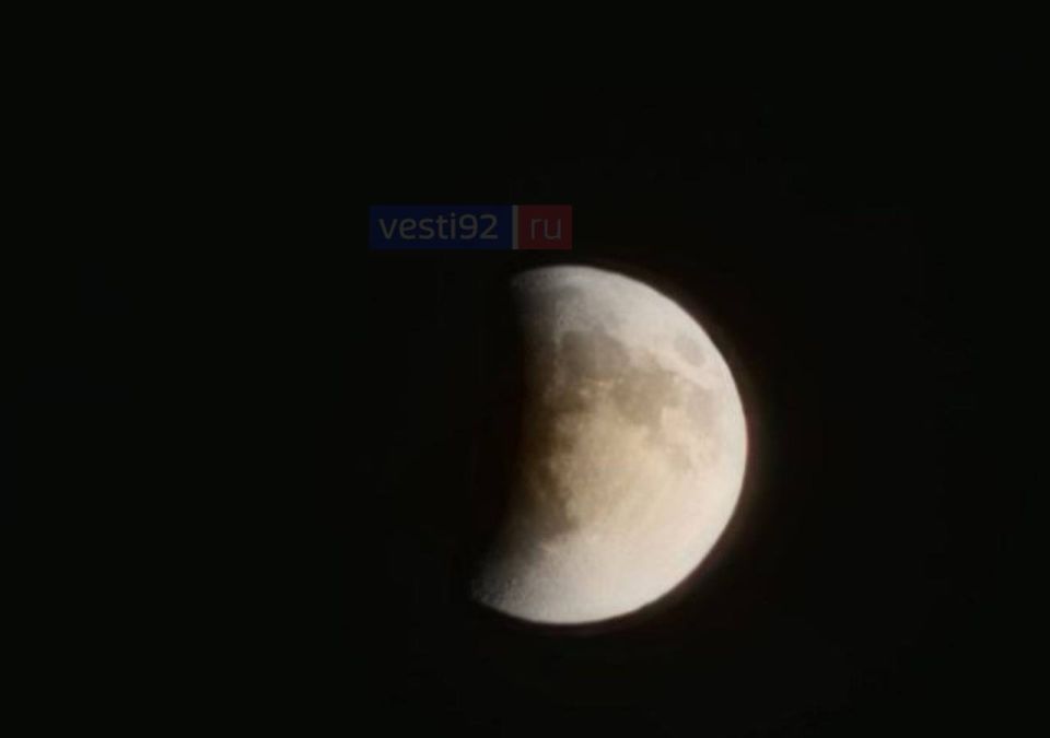 В Севастополе началось лунное затмение