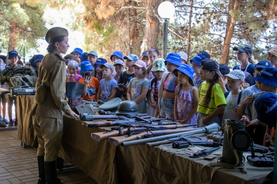 Более 1000 ребят стали участниками проект «Школа будущих командиров. Равнение на героев!» «Юнармии» Севастополя