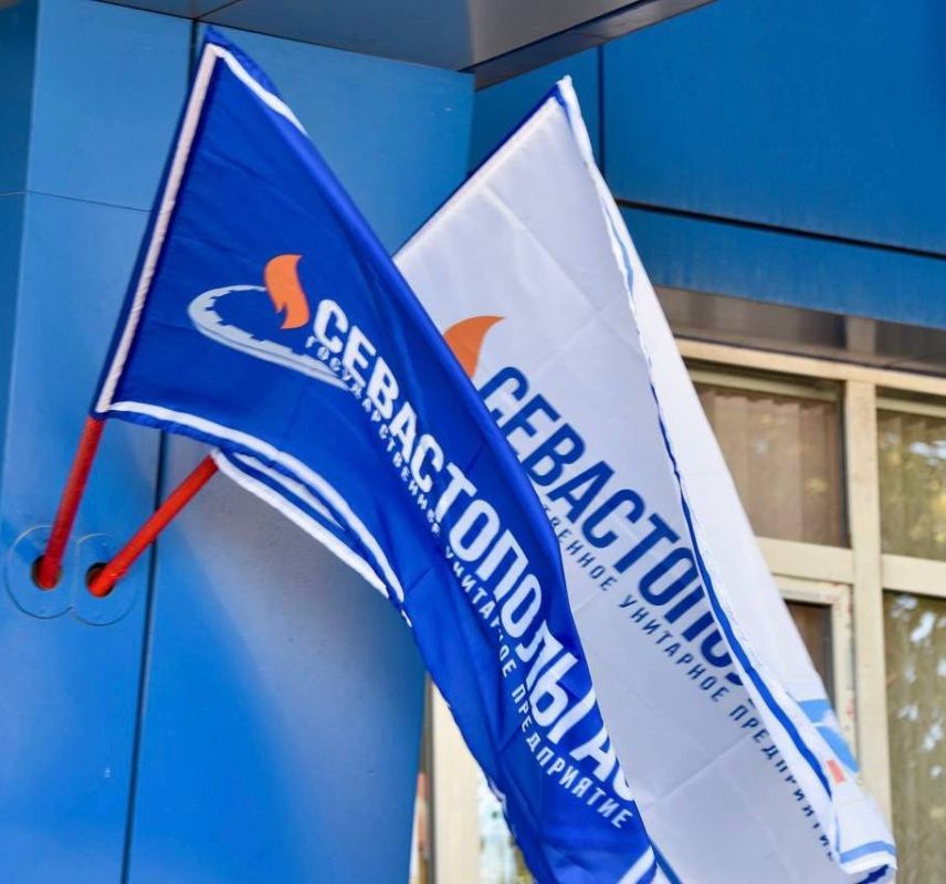 Уважаемые коллеги!. От всего сердца поздравляем вас с Днем работника нефтяной и газовой промышленности! Этот праздник — дань уважения вашему самоотверженному труду, профессионализму и преданности делу