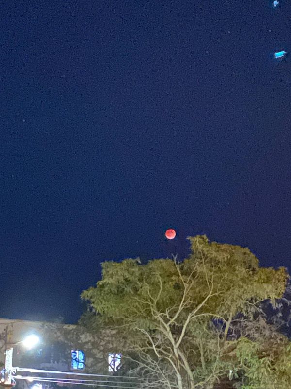 Редкое лунное затмение наблюдали в странах мира