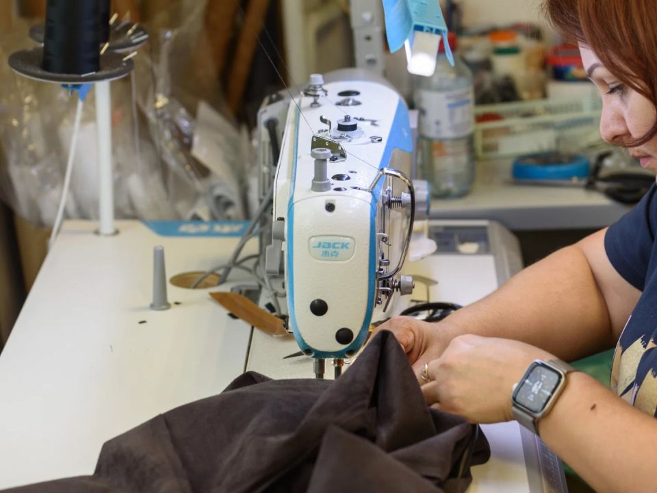 Ямальская предпринимательница сшила сотни теплых аксессуаров для бойцов на СВО. Фото