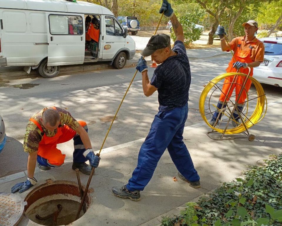 Водоканал: Быстро устраним засор,. Станет чистым этот двор!