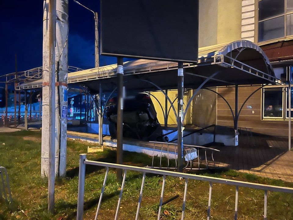 Подросток на легковушке въехал в подземный переход в Симферополе