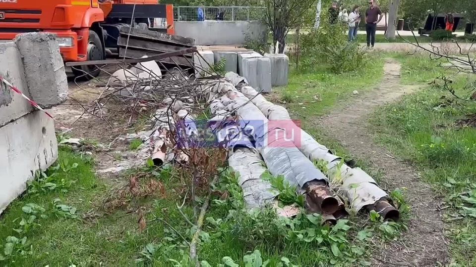 На улице Александра Косарева, 12, это школа №61, обновляют тепловые сети