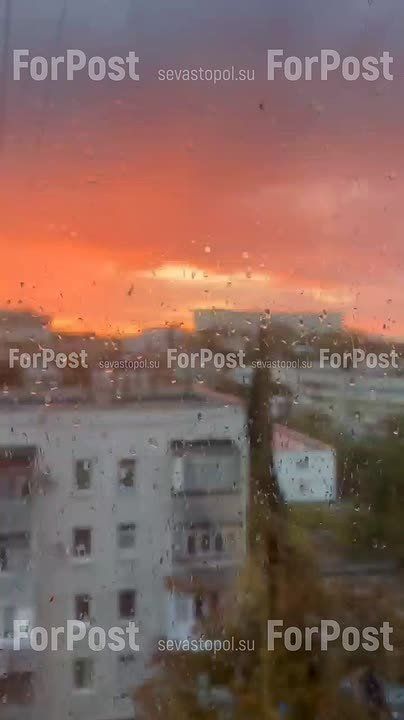 Дождливый севастопольский закат порадовал сегодня насыщенными красками