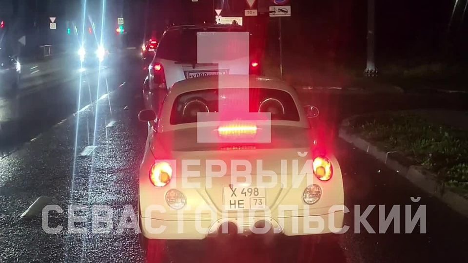 Миниатюрный автомобиль колесит по дорогам Севастополя