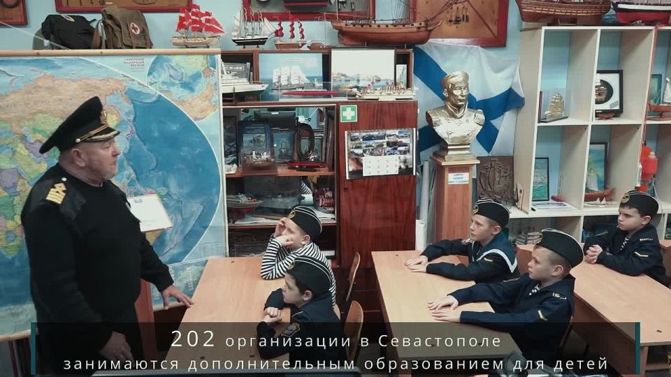 Михаил Развожаев: «Сегодня мы благодарим каждого педагога, который учит ребят науке, искусству, помогает им покорять спортивные пьедесталы»