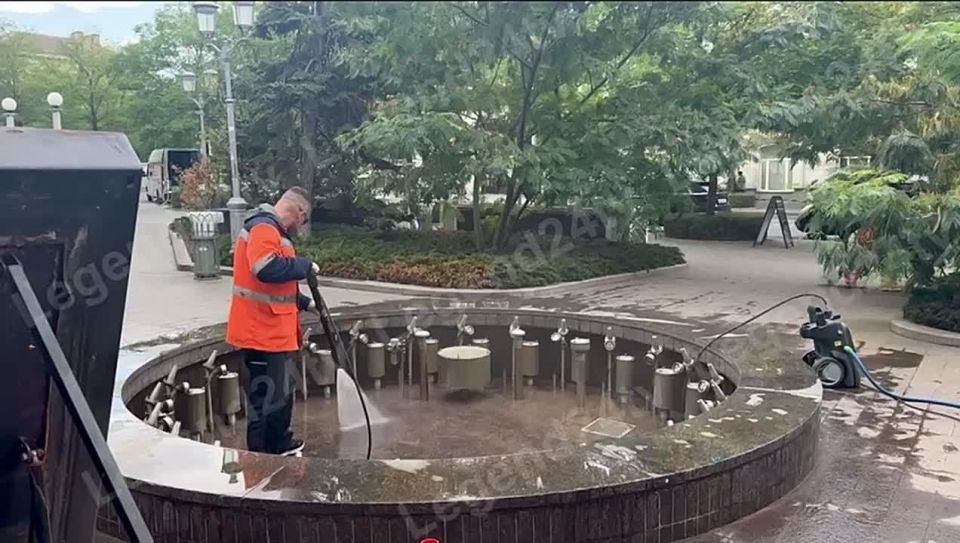 Зима близко: фонтан на Большой Морской закрыли до весны