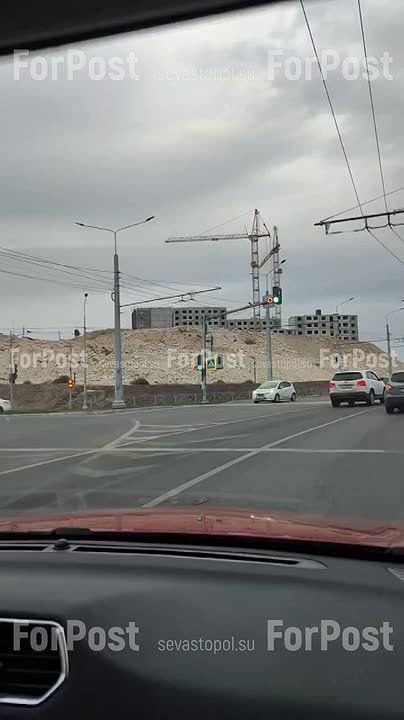 #Нам_пишут. А вот эта уродливая насыпь на подъезде к Юмашева так и останется? Смотрится ужасно((( как её собираются приводить в порядок? ForPost