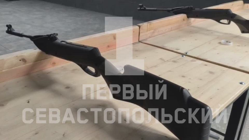 Старт ежегодному турниру по стрельбе из пневматической винтовки «Меткий стрелок» дал легендарный морпех «Струна», Герой России Владислав Головин