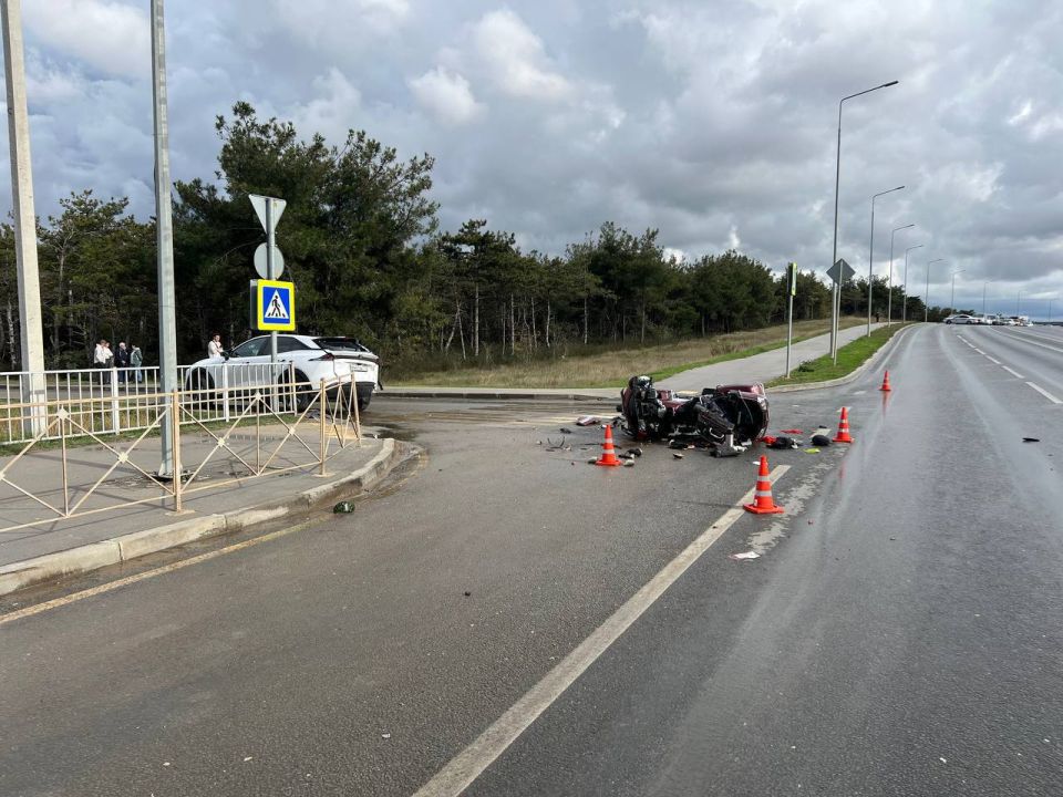 Мотоцикл и легковушка столкнулись на Камышовом шоссе