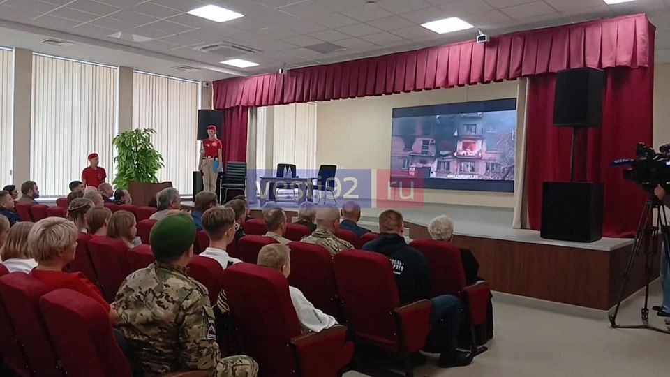 В школе №4 имени Астана Кесаева проходит встреча юнармейцев с Героем России, начальником главного штаба «Юнармии» Владиславом Головиным