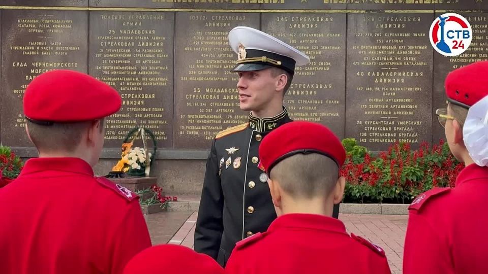 Герой России Владислав Головин возложил цветы к вечному огню у Мемориала героической Обороны Севастополя Владислав Николаевич — начальник главного штаба «Юнармии», зампредседателя Движения Первых. Вместе со школьниками он...