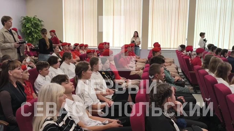 Легендарный морпех «Струна» Владислав Головин встретился в Севастополе с юнармейцами, ветеранами СВО и активистами «Движения Первых»