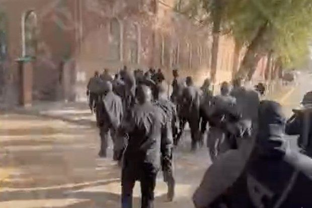 В Оренбурге десятки людей в черном, в балаклавах и с нашивками вышли на улицы