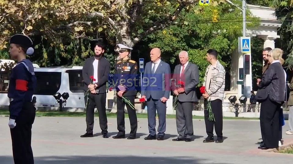 Церемонию возложения цветов к мемориалу Героической обороны Севастополя посетил Герой России