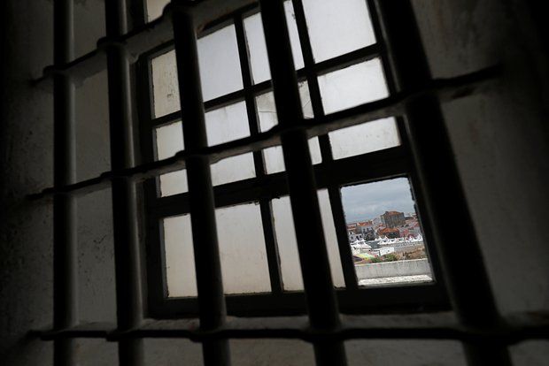 Во Франции мужчина специально сел в тюрьму ради встречи с внуком-преступником