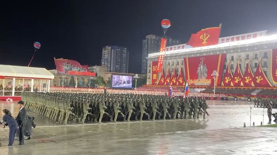 Военные КНДР прошли на параде с флагом России