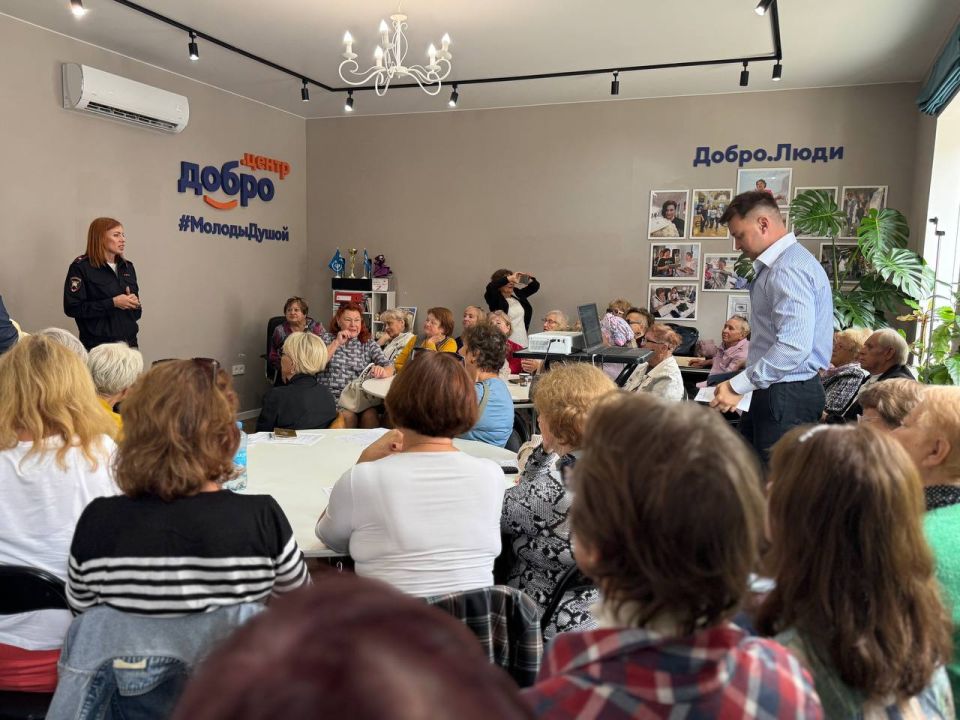 «Яркая» забота о старшем поколении: сотрудники Госавтоинспекции провели разговор об уроках безопасности на дороге и в жизни