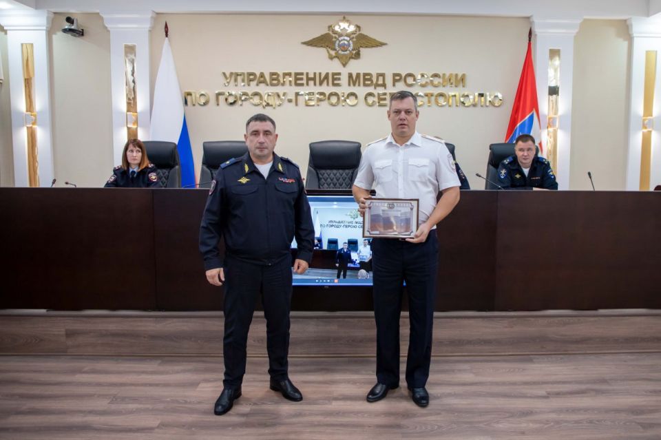 Начальник УМВД России по г. Севастополю генерал-майор полиции Сергей Сигунов поздравил с профессиональными праздниками сотрудников подразделения по борьбе с преступлениями в сфере ИТК, медицинской и кадровых служб