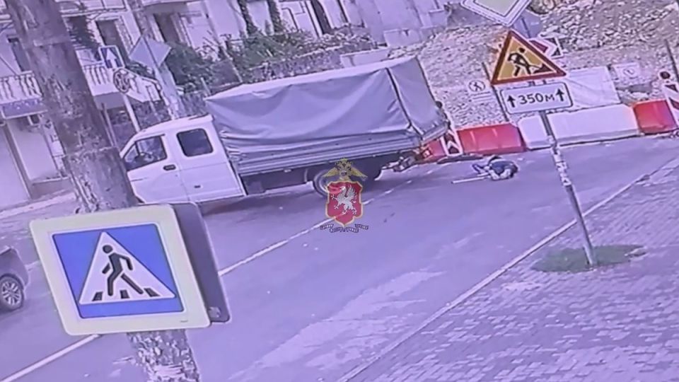 В Севастополе водитель задним ходом сбил женщину