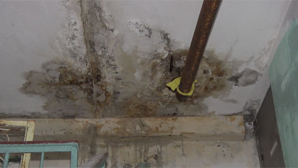 В доме на ул. Маршала Геловани люди 10 лет живут с протекающей кровлей