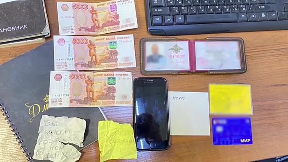 Обещали «спасти» от дела за деньги: экс-полицейских лишили званий и оштрафовали