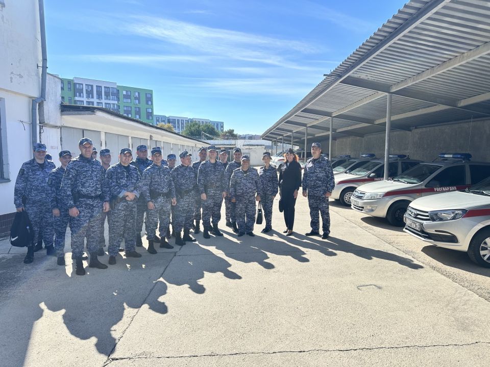 Сотрудники Госавтоинспекции Севастополя провели с «росгвардейцами» беседы об актуальных причинах ДТП на городских дорогах