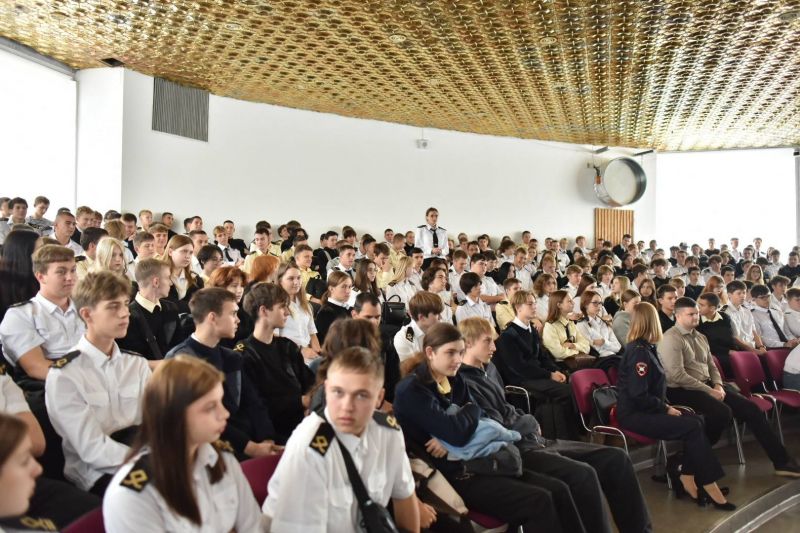В Севастополе сотрудники полиции провели профилактическое занятие для студентов Морского колледжа
