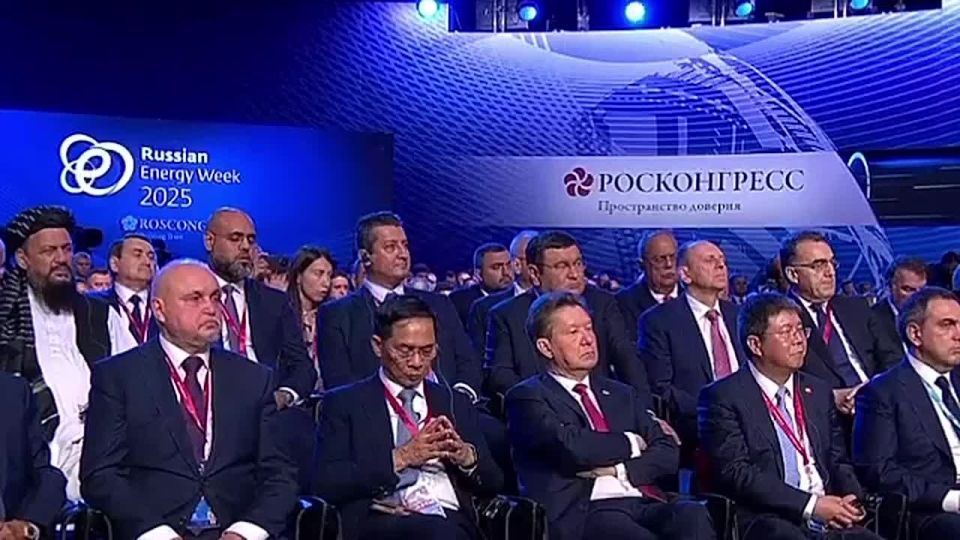 «Из-за безответственных действий Запада на первый план сейчас вышло наличие доступа к топливу, а не качество энергоносителей»: Владимир Путин выступает на пленарном заседании