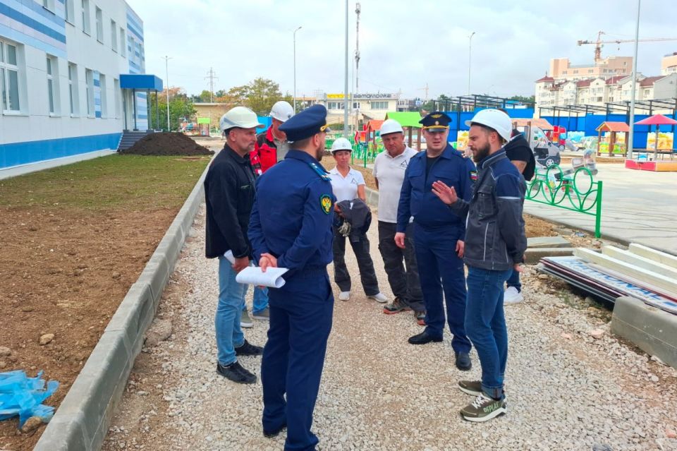 Прокурор Гагаринского района г. Севастополя Антон Кугатов провел выездные проверки хода строительства социально значимых объектов на территории района