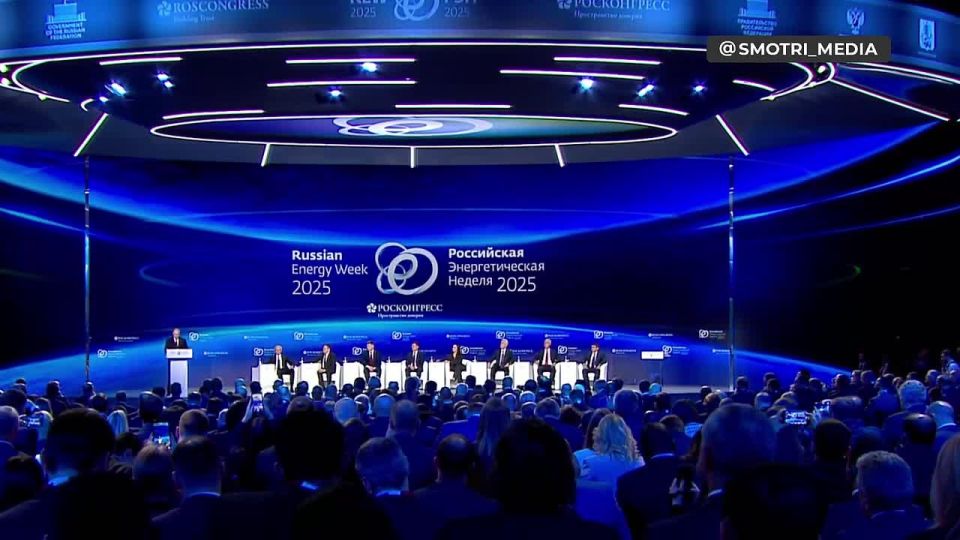 Многие европейские страны под политическим давлением отказались от покупки российских энергоносителей, в итоге в Евросоюзе растут цены и падают обороты промышленности — Владимир Путин