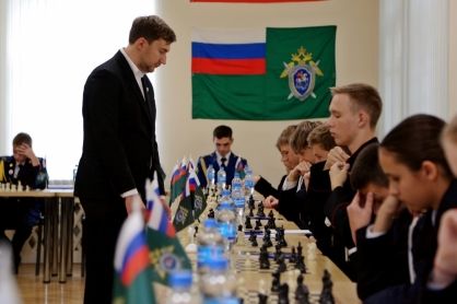 Офицеры СК Крыма вместе с мировым гроссмейстером Сергеем Карякиным организовали первый на полуострове межведомственный кадетский турнир по шахматам
